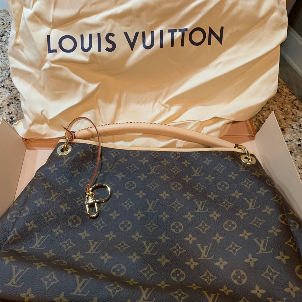 Never worn Louis Vuitton Artsy MM